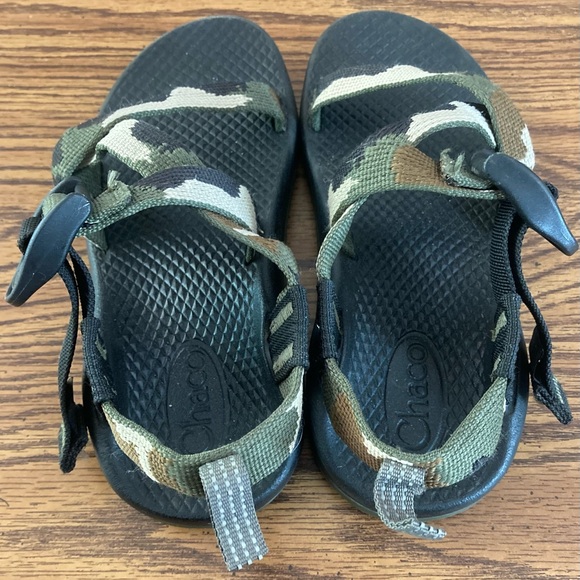Kids Chaco camo sandal size12 - Picture 3 of 5